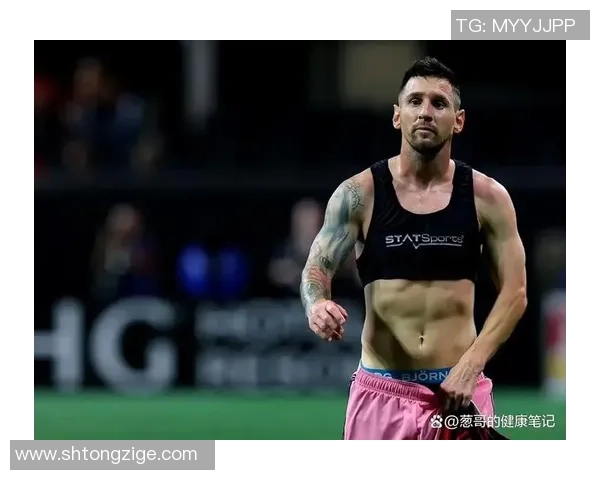 足球球星在赛场失利后的孤独与悲伤瞬间，展现无言的痛苦与坚持