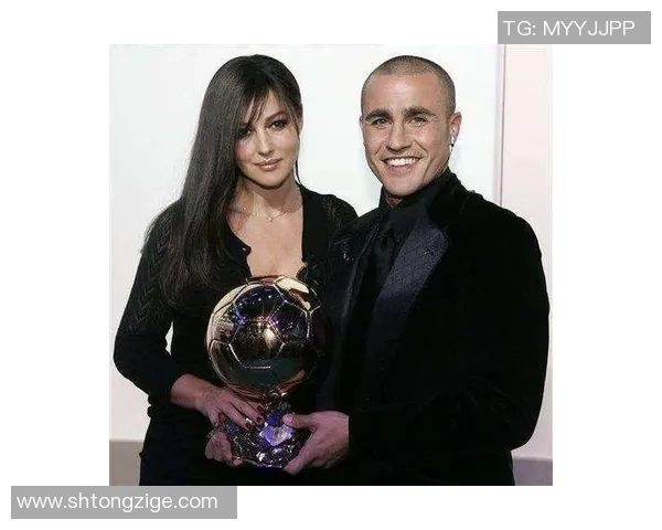 足球球星情侣卡通形象图展现炽热爱恋与赛场激情完美融合