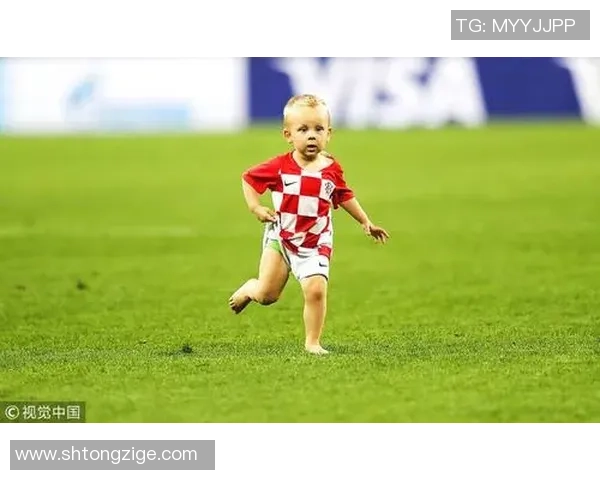 足球球星携萌娃亮相引热议网友纷纷称赞父爱如山温馨瞬间曝光